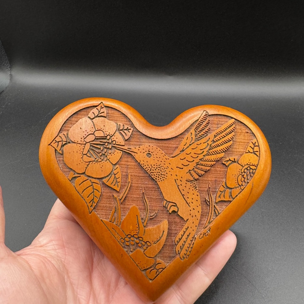 Heart-Shaped Hummingbird wood carved trinket box made in USA - Picture 4 of 7